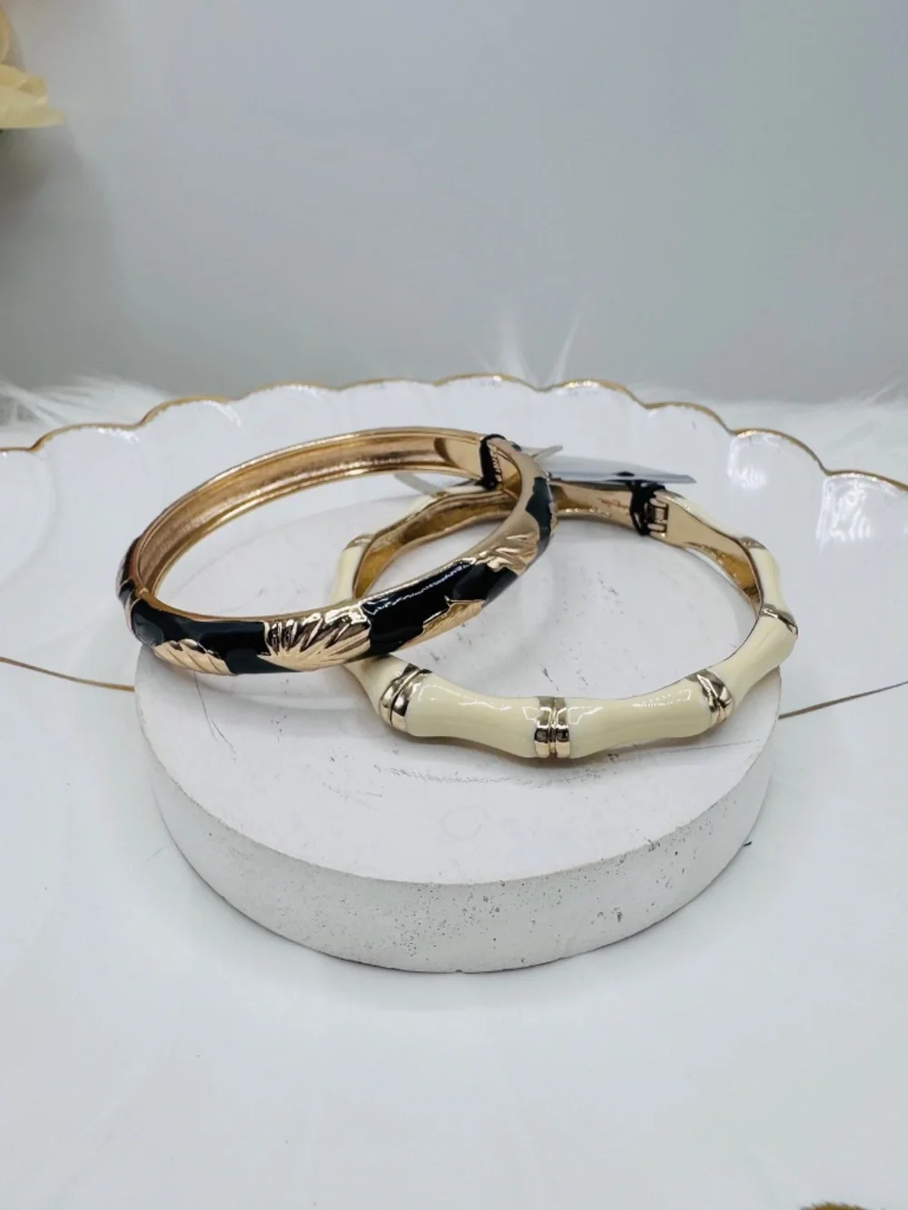 Sequin Nordstrom Brand - Set of 2 Gold Tone Enamel Bangles – Black & Ivory